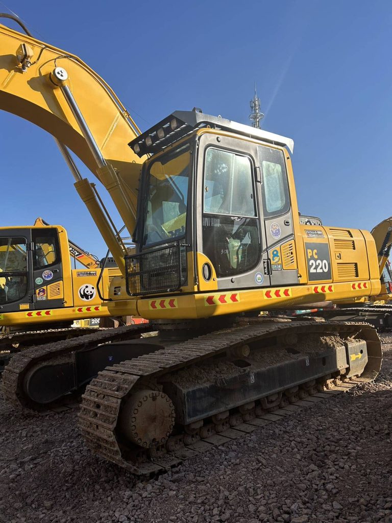 Used Komatsu PC220 excavator