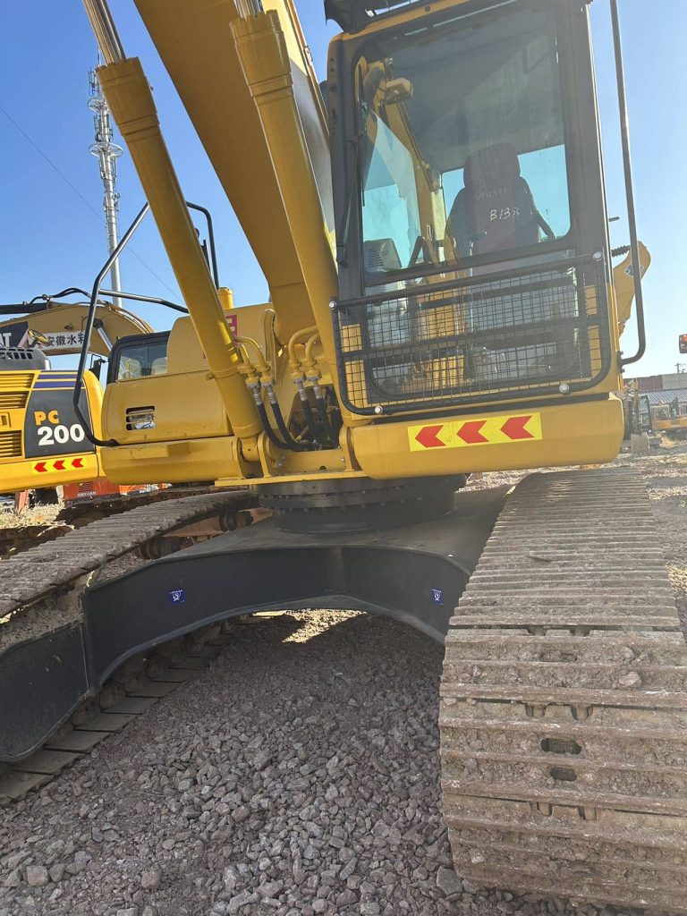 Used Komatsu PC220 excavator